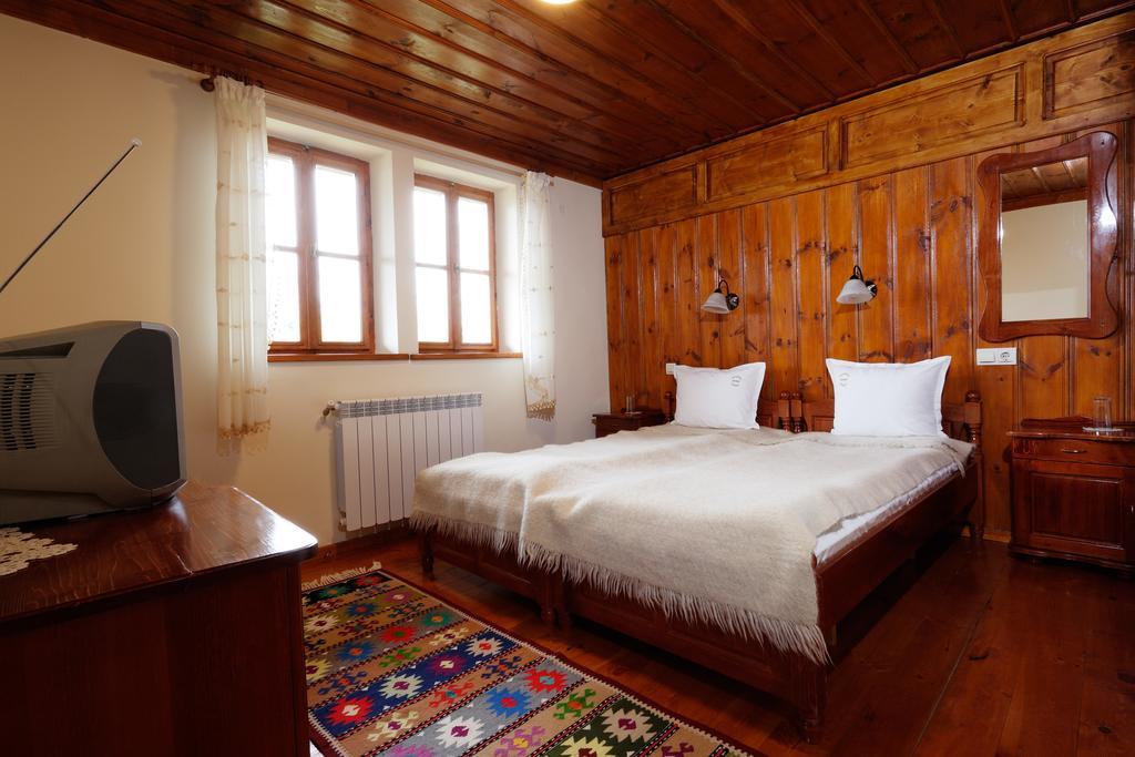 Yovina House زيرافنا الغرفة الصورة